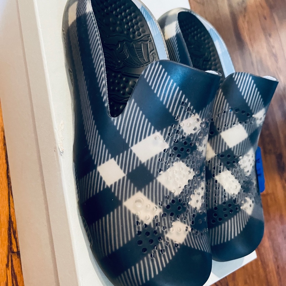 Burberry Black and White Checkered Slip-On Sandals - Picture 5 of 5